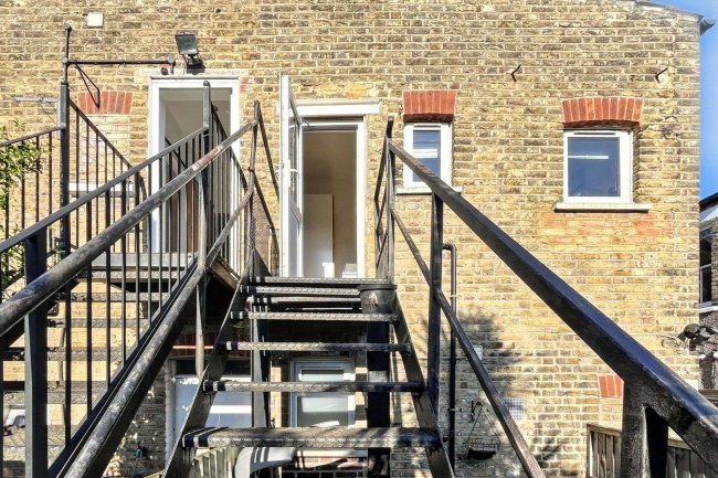 32a Hotham Road, Wimbledon, London SW19 1BS 9