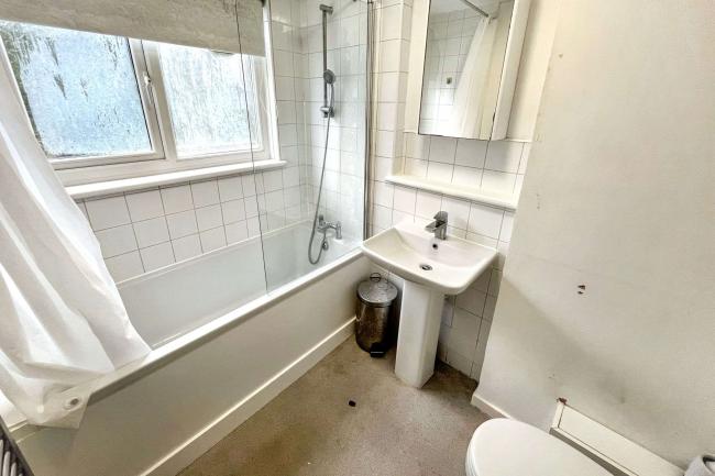 223 Turnpike Link, Croydon, CR0 5NW 5