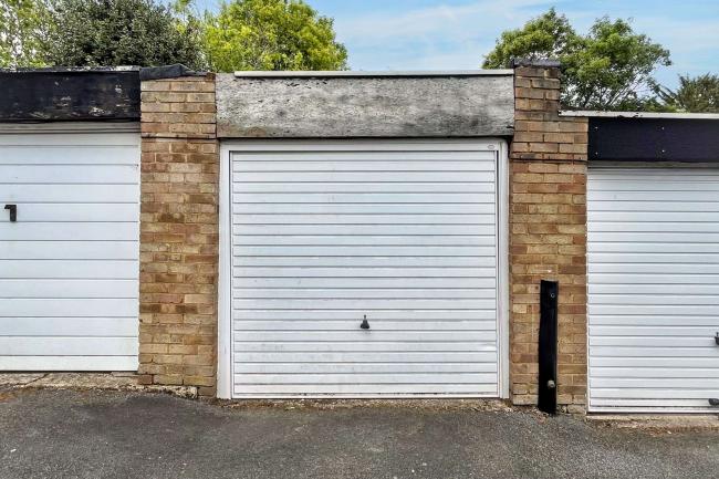 223 Turnpike Link, Croydon, CR0 5NW 5