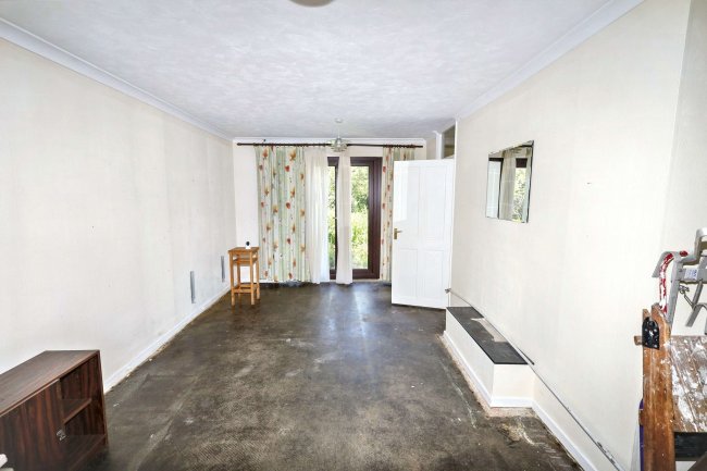 15 Keighley Road, Romford, Essex, RM3 8RB 4