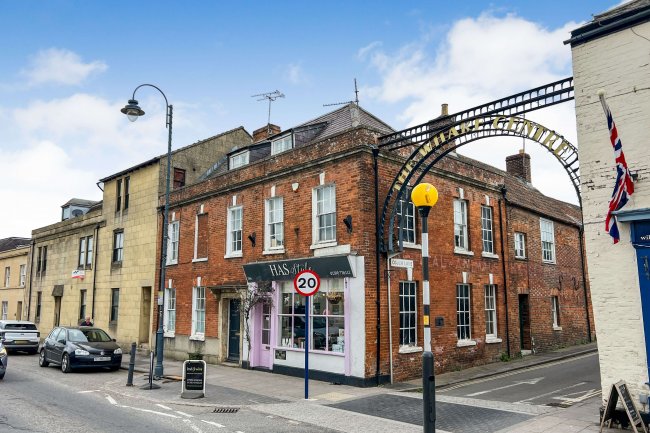 36a New Park Street, Devizes, Wiltshire, SN10 1DZ 32