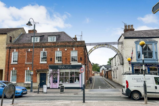 36a New Park Street, Devizes, Wiltshire, SN10 1DZ 32