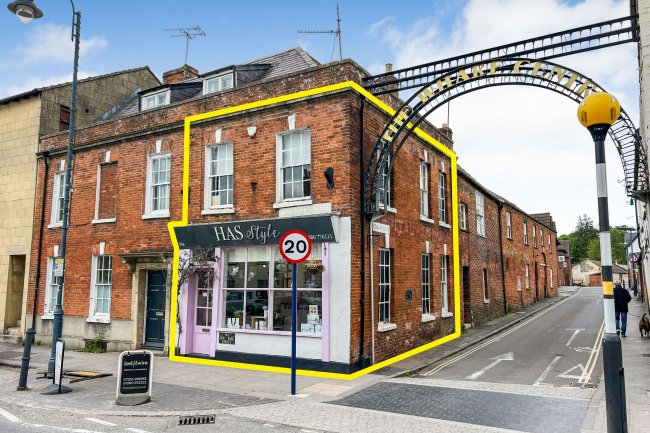 36a New Park Street, Devizes, Wiltshire, SN10 1DZ 32