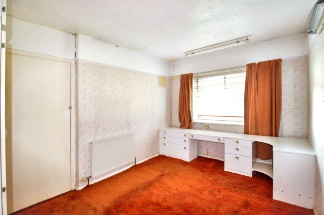 1 Leigh Drive, Romford, Essex, RM3 7YJ 2