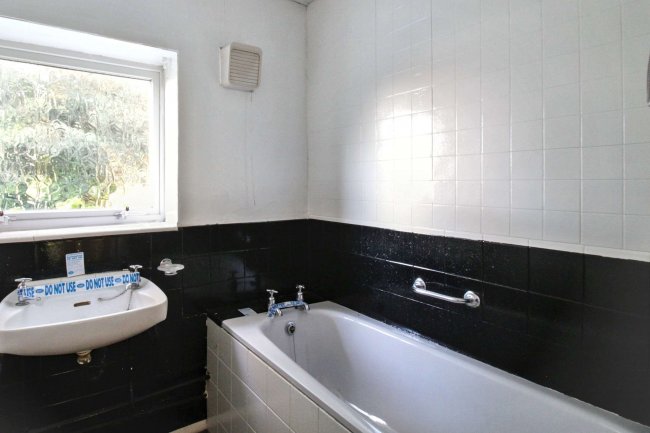 1 Leigh Drive, Romford, Essex, RM3 7YJ 2