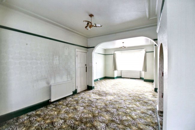 37 Castleview Gardens, Ilford IG1 3QB 4