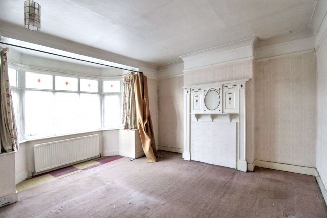 37 Castleview Gardens, Ilford IG1 3QB 4