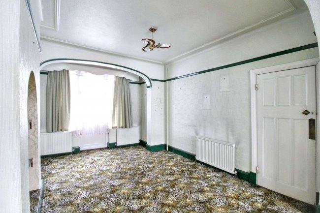 37 Castleview Gardens, Ilford IG1 3QB 4