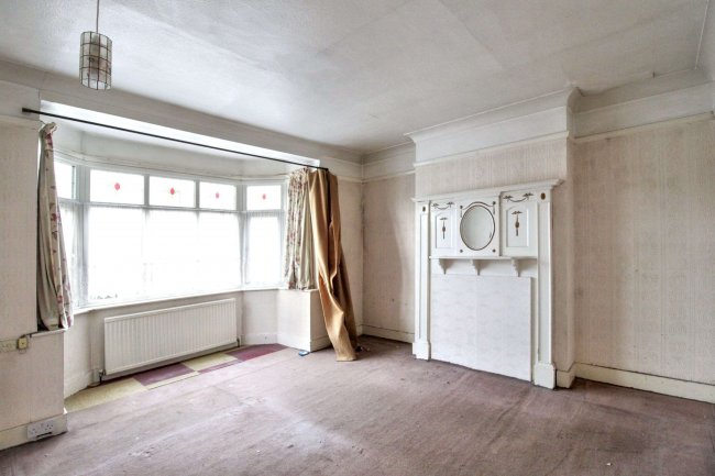 37 Castleview Gardens, Ilford IG1 3QB 4