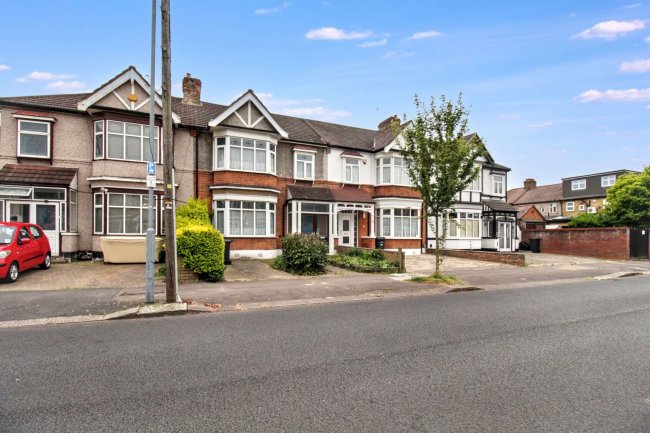 37 Castleview Gardens, Ilford IG1 3QB 4