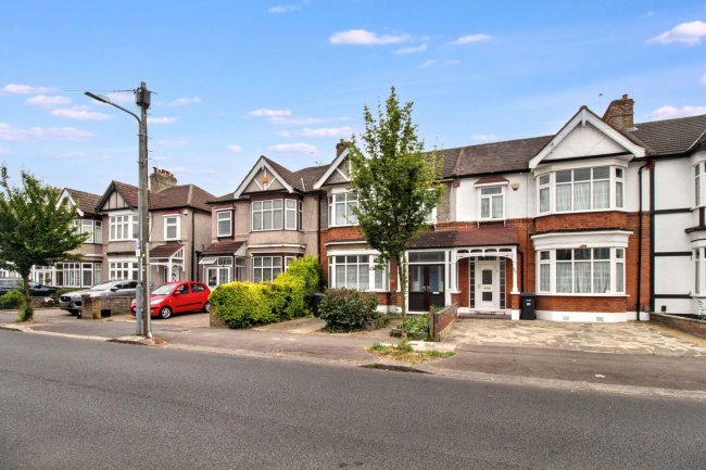 37 Castleview Gardens, Ilford IG1 3QB 4