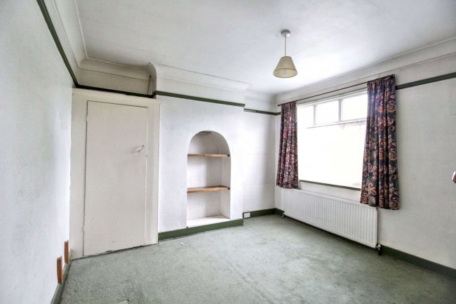 37 Castleview Gardens, Ilford IG1 3QB 4