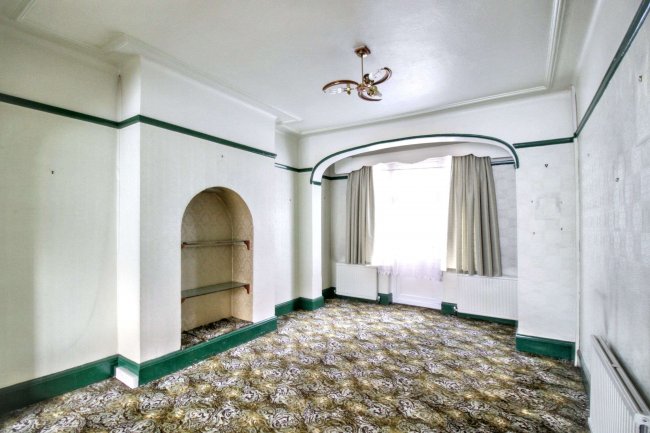 37 Castleview Gardens, Ilford IG1 3QB 4