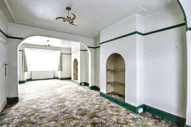 37 Castleview Gardens, Ilford IG1 3QB 4