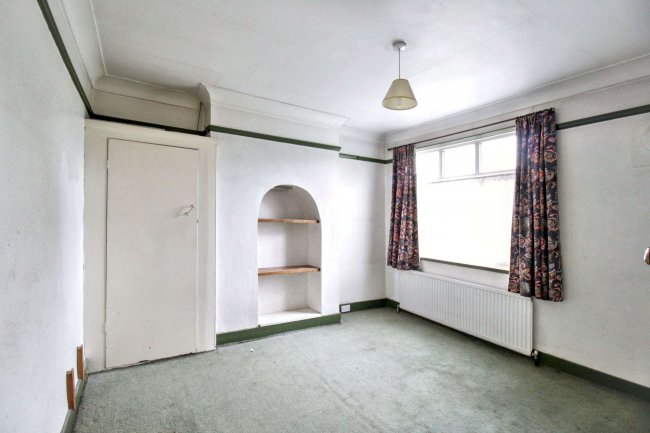 37 Castleview Gardens, Ilford IG1 3QB 4