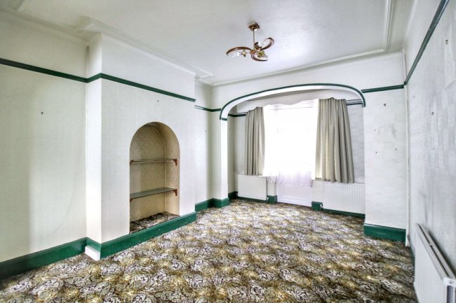 37 Castleview Gardens, Ilford IG1 3QB 4