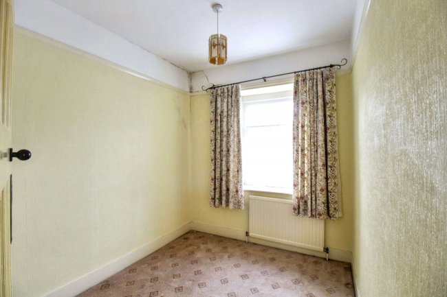 37 Castleview Gardens, Ilford IG1 3QB 4