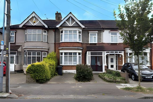 37 Castleview Gardens, Ilford IG1 3QB 4