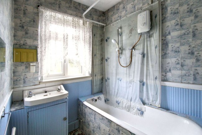 37 Castleview Gardens, Ilford IG1 3QB 4