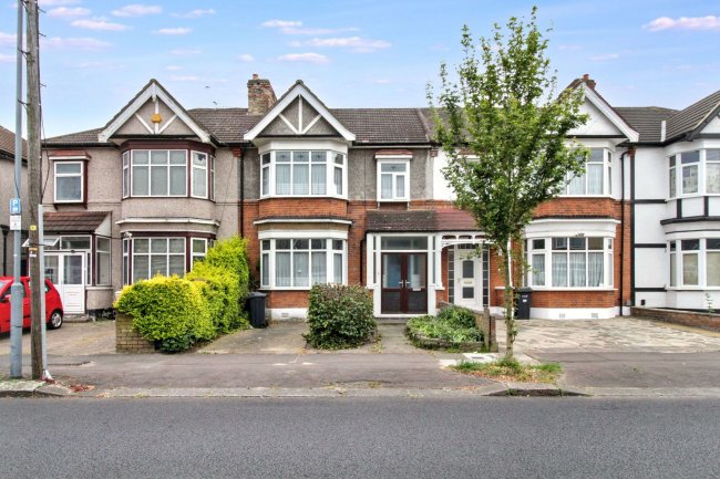 37 Castleview Gardens, Ilford IG1 3QB 4