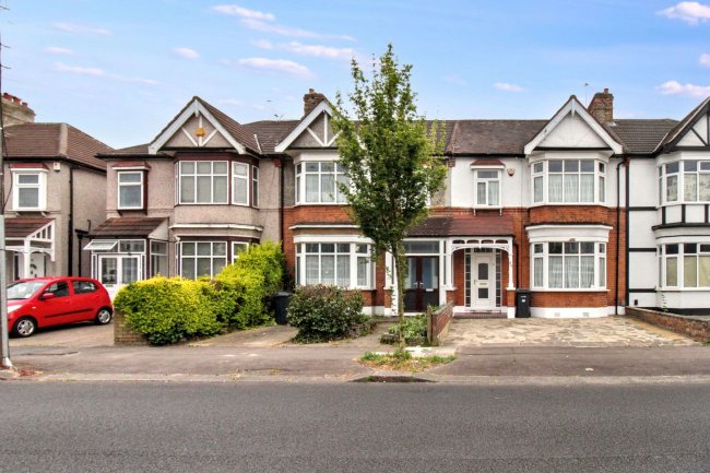 37 Castleview Gardens, Ilford IG1 3QB 4