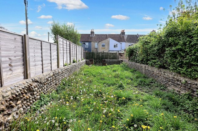 20 Gloucester Place, Littlehampton, West Sussex BN17 7AF 8