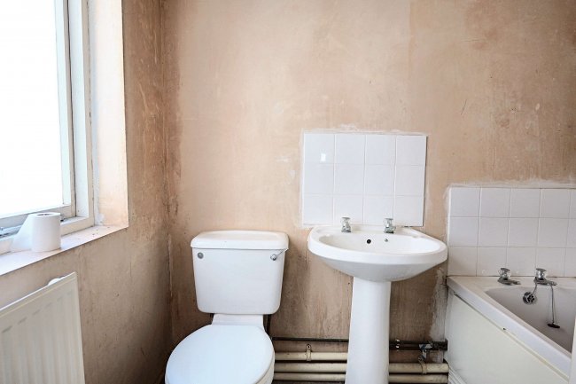 20 Gloucester Place, Littlehampton, West Sussex BN17 7AF 8