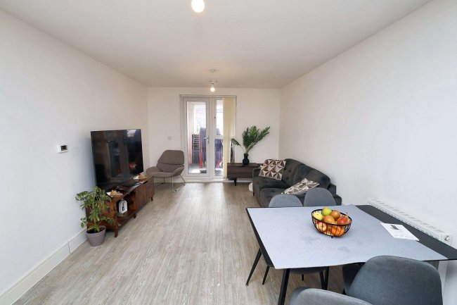 8 Suffield Lodge, Suffield Hill, High Wycombe, Buckinghamshire, HP11 2FR 2