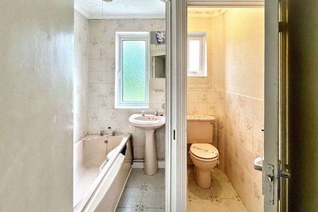 39 Lavender Road, Carshalton, Surrey, SM5 3EF 2