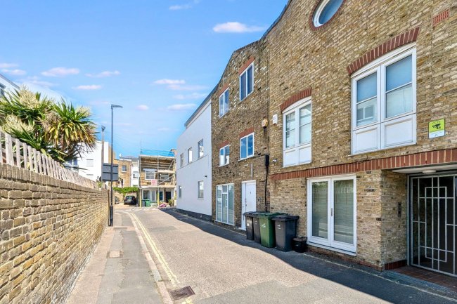 First Floor Flat, 5 Clayland's Place, London, SW8 1NL 8