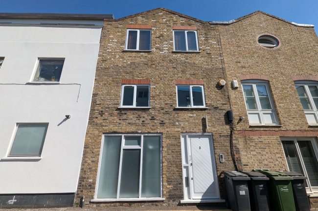 First Floor Flat, 5 Clayland's Place, London, SW8 1NL 8