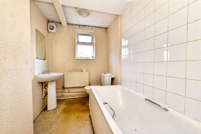 4 Wood Green Way, Cheshunt, Waltham Cross EN8 8SY 2