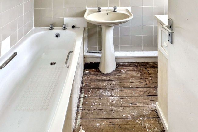 Flat A, 45 Goldings Crescent, Basildon, Essex, SS16 4RX 10