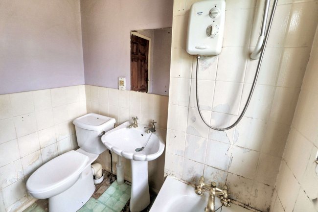 45 Southdale Road, Carlton, Nottingham, NG4 1EU 6