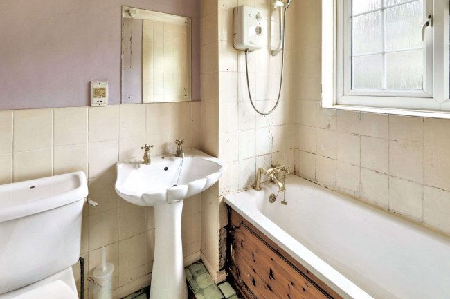 45 Southdale Road, Carlton, Nottingham, NG4 1EU 6