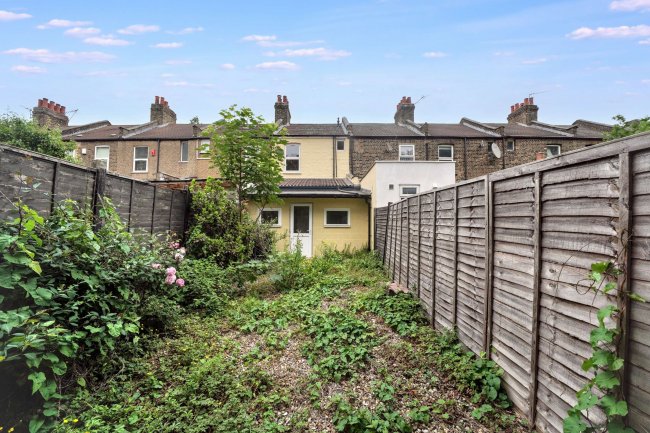 7 Daniel Close, Edmonton, London, N18 2NR 3