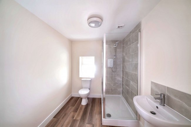 7 Daniel Close, Edmonton, London, N18 2NR 3