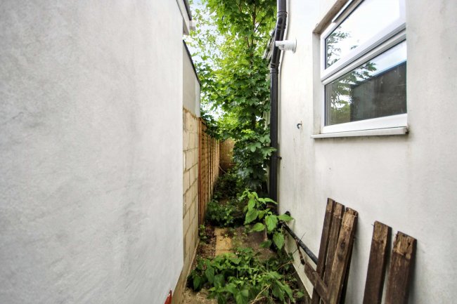 10 Elfrida Road, Watford, WD18 0AT 4