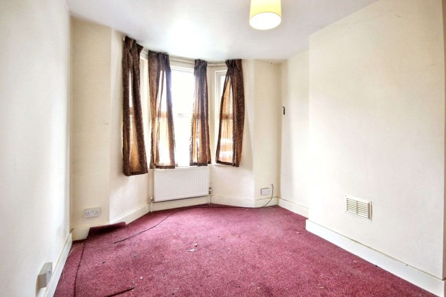 10 Elfrida Road, Watford, WD18 0AT 4