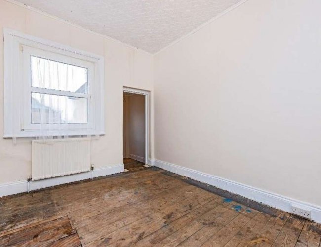 21 Oldfield Road, Hampton, TW12 2AD 4