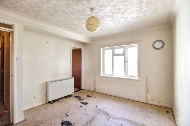 Flat 9B Oulton Hall, 79 Marine Parade East, Clacton-on-Sea, CO15 6JU 5