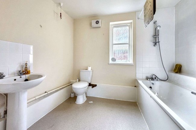 46 Copperfield Drive, Tottenham, London N15 4UF 1