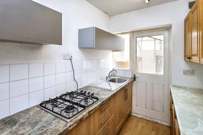 17 Tees Avenue, Perivale, Greenford, UB6 8JH 4