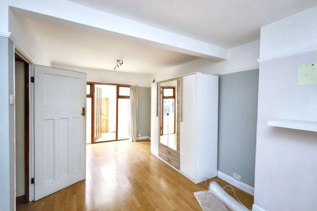 17 Tees Avenue, Perivale, Greenford, UB6 8JH 4