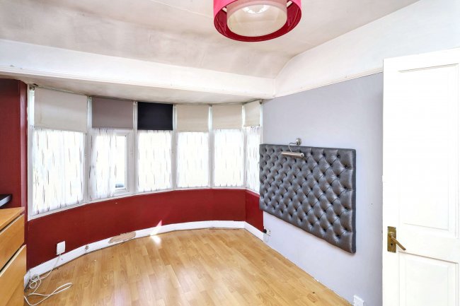 17 Tees Avenue, Perivale, Greenford, UB6 8JH 4