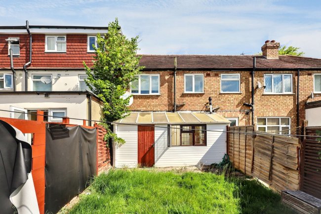 17 Tees Avenue, Perivale, Greenford, UB6 8JH 4