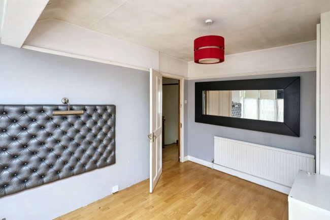 17 Tees Avenue, Perivale, Greenford, UB6 8JH 4