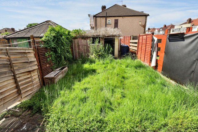 17 Tees Avenue, Perivale, Greenford, UB6 8JH 4