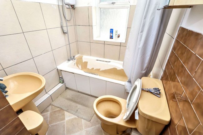 1 & 1A Albert Road, East Barnet EN4 9SH 5