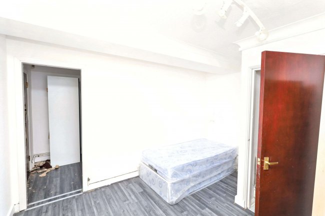 1 & 1A Albert Road, East Barnet EN4 9SH 5